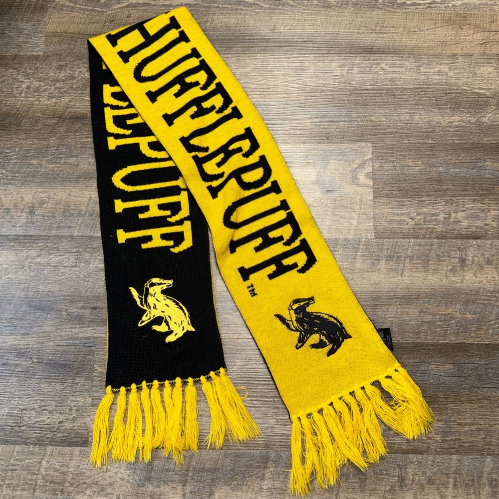 Harry Potter Hufflepuff Reversible Scarf Universal Studios Wizarding World Black